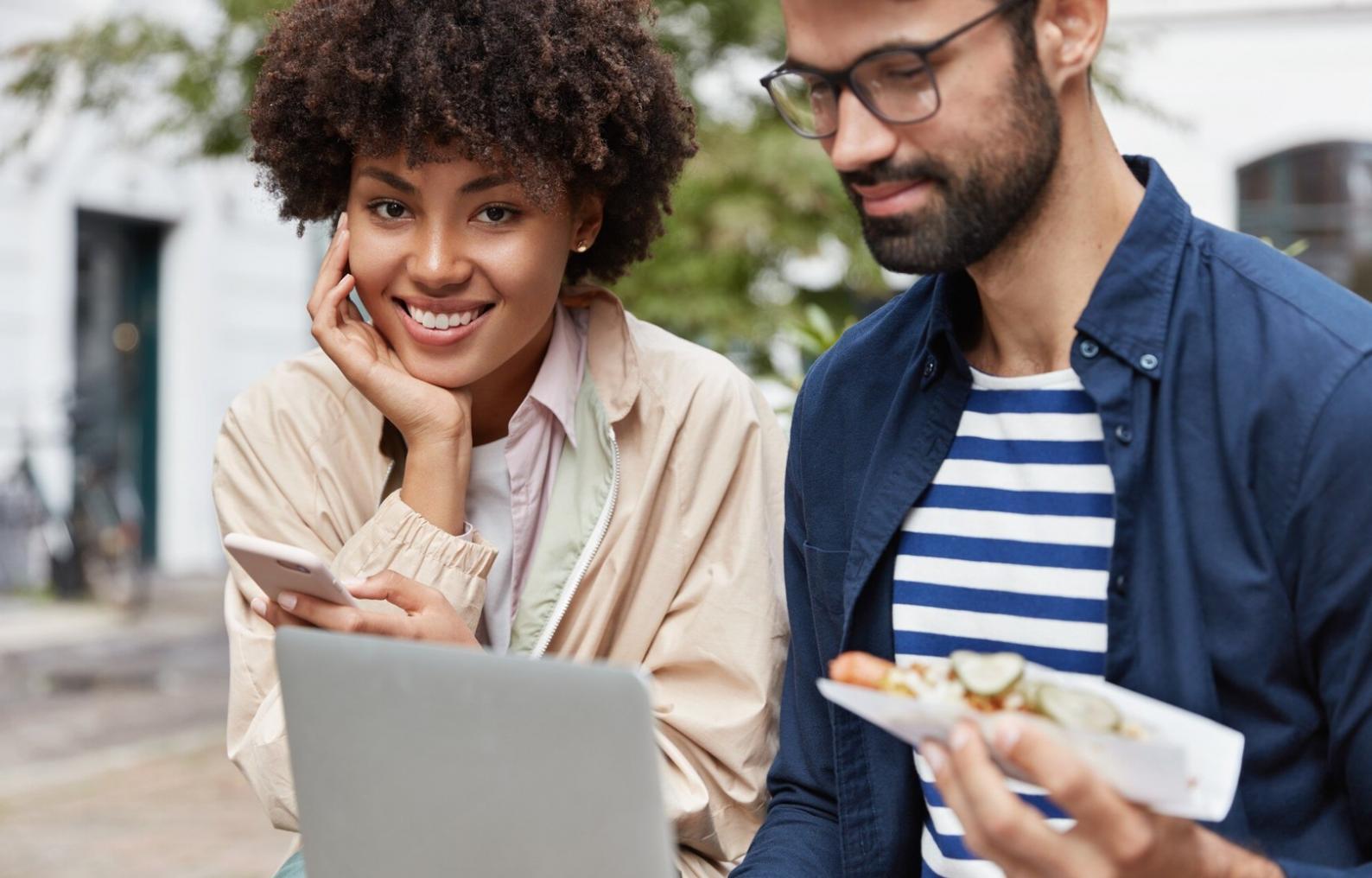 Groupe d'apprenants collaborant sur un projet d'analyse financière